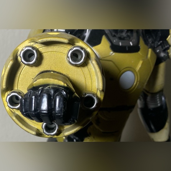 Marvels Ironman (Black/Gold) Talking Action Figure Hasbro 2012 GLOWS IN THE DARK - Picture 7 of 10